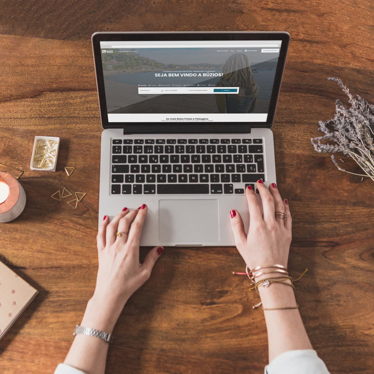 Pessoa trabalhando no laptop